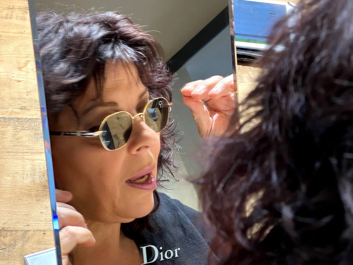 בוחנים גוון עדשת שמש מול המראה באופטיטופ